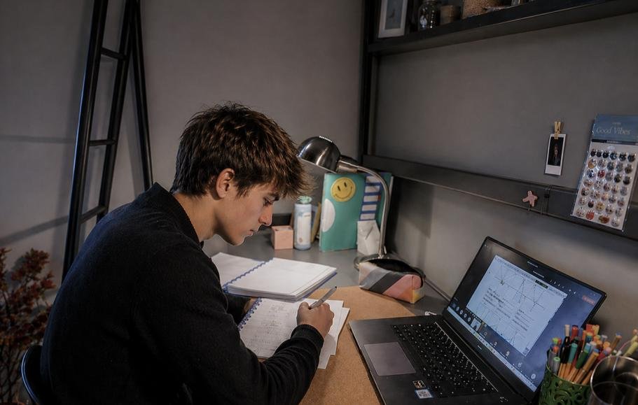Candidat composant un examen à distance depuis son bureau